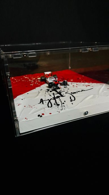 Schwarze und rote abstrakte Kunst mit Tusche und Farbverläufen auf weißem Hintergrund.