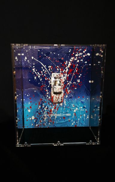 Moderne Kunstinstallation mit bunten Farben und abstrakten Mustern auf schwarzem Hintergrund.