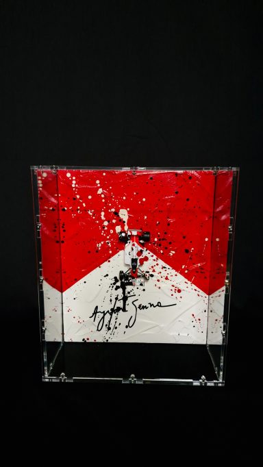 Rote und schwarze abstrakte Kunst auf einem weißen Hintergrund mit transparentem Sockel.